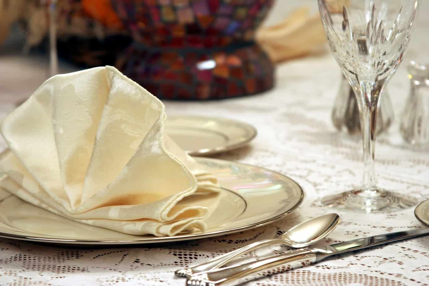 5 Elegant Napkin-folding Ideas for Party Table Decor